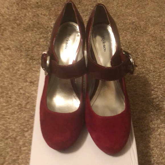 Pretty Red Heels - Picture 1 of 3